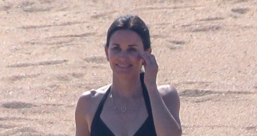 Courteney Cox luce bikini y celebra sus 55 años en México