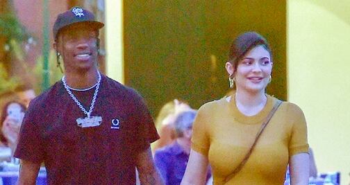 Kylie Jenner impacta con ceñido vestido amarillo en Italia