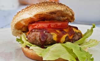 Mujer termina hospitalizada por comer hamburguesa y demanda a restaurante en EU