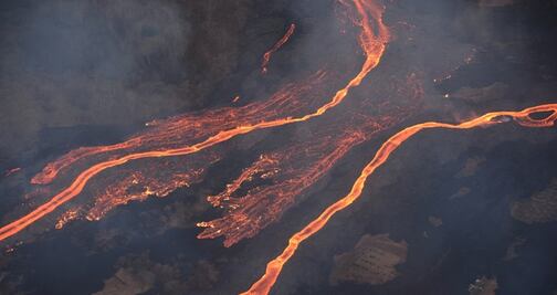 Playa de Hawái estrena arena negra por erupción del Kilauea