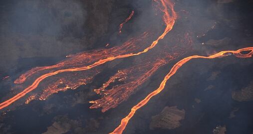 Playa de Hawái estrena arena negra por erupción del Kilauea