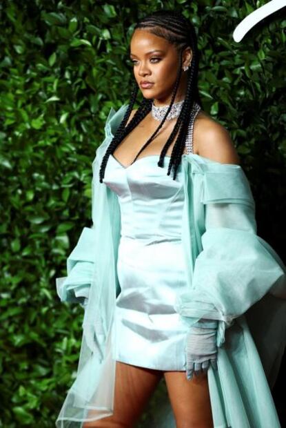 Rihanna conquista los Fashion Awards con minivestido 'aqua'