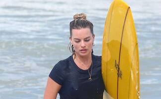 Margot Robbie se luce con diminuto bikini rosa en fiesta en la alberca 