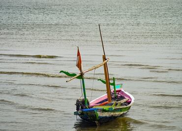 Rescatan a hombre tras naufragar gracias al reflejo de su reloj; llevaba un día flotando en medio del mar