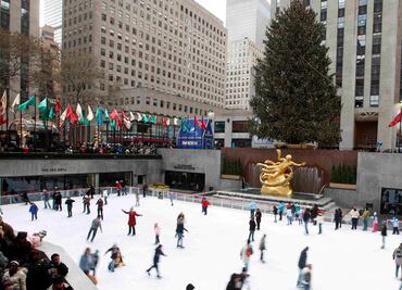 Patina en la pista de hielo del Rockefeller Center de Nueva York