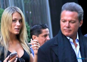 Novia de Luis Miguel conquista Instagram con arriesgado vestido rojo