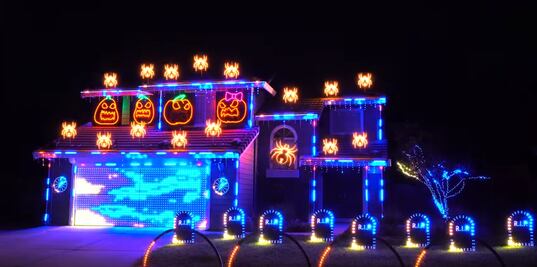 Con música de 'Stranger Things', crean show de Halloween en casa de California