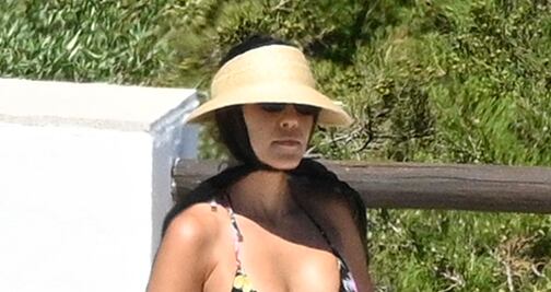 Kourtney Kardashian se luce con bikini durante vacaciones en Cerdeña
