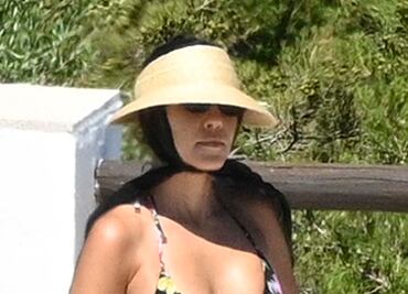 Kourtney Kardashian se luce con bikini durante vacaciones en Cerdeña