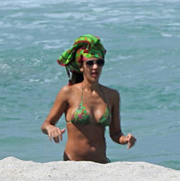 Jessica Alba conquista Miami con diminuto bikini verde