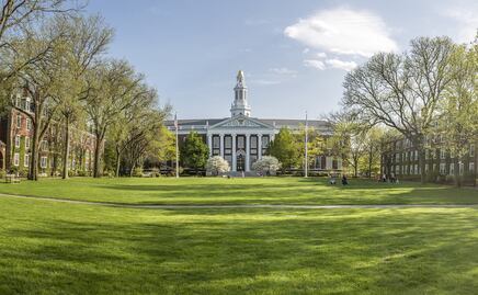 Universidad de Harvard ofrece clases y cursos gratis por cuarentena