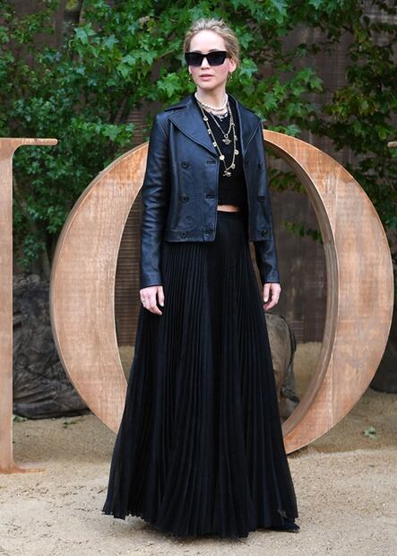 Jennifer Lawrence deslumbra con belleza y minifalda en París