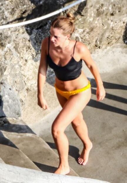 Emma Watson luce silueta tonificada con bikini en playa de Italia