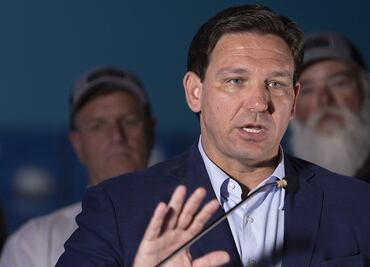 El gobernador DeSantis firma ley que dificulta el establecimiento de inmigrantes en Florida