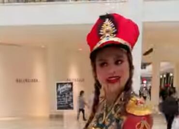 Corren a modelo de Playboy de mall en Miami por peculiar atuendo del 'Cascanueces'