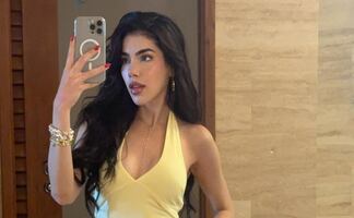 Kenia Os se luce en bikini en la piscina y vacaciona con Peso Pluma en Napa 