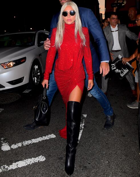 Lady Gaga deslumbra en Nueva York con vestido de raja