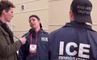 Hombre estadounidense compra chamarra del ICE y la usa para asustar inmigrantes: “Verás a todos los ilegales correr"