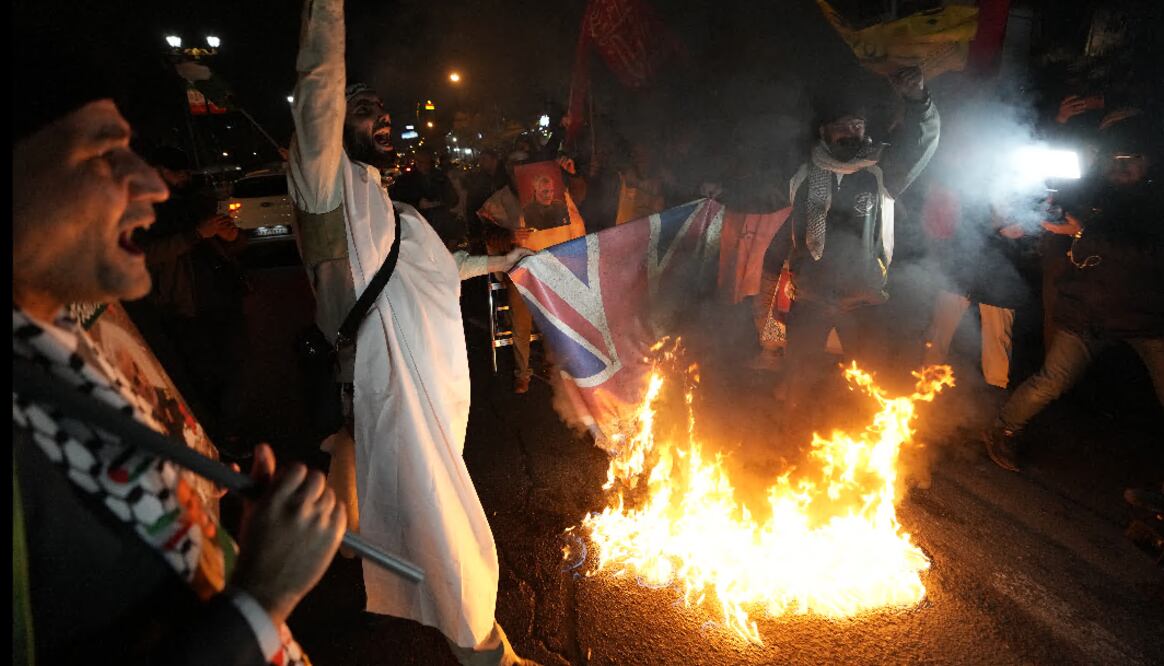 Hutíes desafían a Estados Unidos y al Reino Unido tras bombardeos contra Yemen.  (AP Photo/Vahid Salemi)