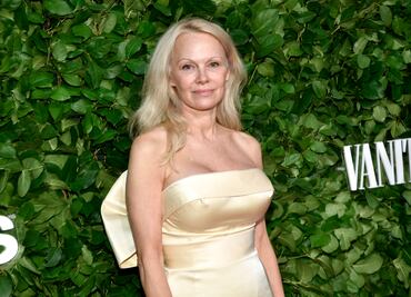 Pamela Anderson, de 57 años, arrasa Nueva York con vestido strapless y belleza al natural
