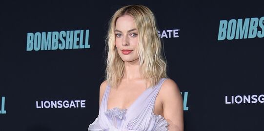 Margot Robbie cautiva con vestido traslúcido en Westwood