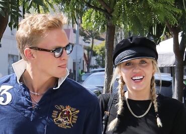 Miley Cyrus pasea en atuendo braless con su novio Cody Simpson