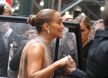 Jennifer Lopez arrasa con figura de impacto al usar vestido de raja