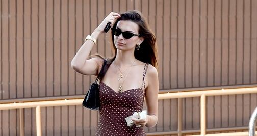 Emily Ratajkowski conquista con vestido de raja en Los Ángeles