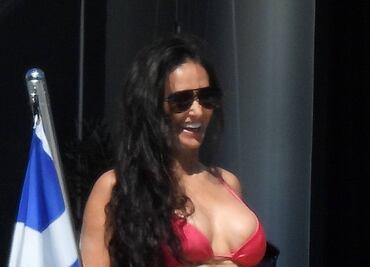 Demi Moore presume figura 'irreal' con bikini rosa a los 59 años