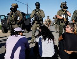 Suman 200 los migrantes detenidos en redadas en granjas de California; aseguran que tenían órdenes válidas