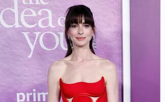 Anne Hathaway llega a los 42 años con glamorosa sesión, ataviada con un catsuit traslúcido