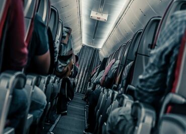 ¿Cuáles son los asientos más seguros de un avión durante una turbulencia?