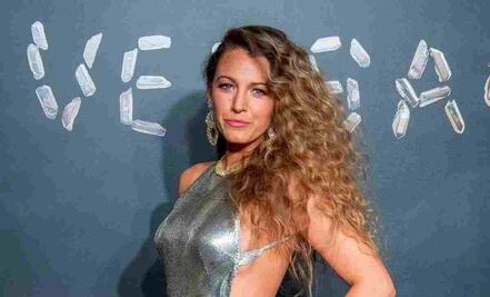Blake Lively impone tendencia con conjunto ‘denim’ previo al estreno de su película ‘It Ends With Us’