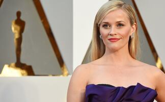 Reese Witherspoon luce 'bikini body' a los 46 años y deslumbra 