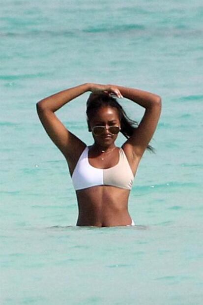 Tiempo de bikini; Sasha Obama opaca a Malia y su mamá