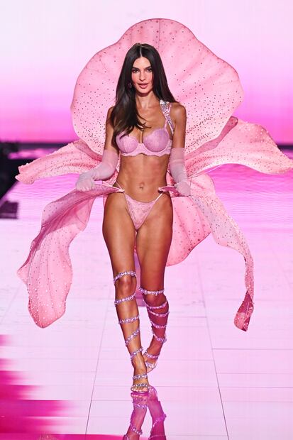 Emily Ratajkowski luce belleza irreal en lencería durante el desfile de Victoria’s Secret Fashion Show 2025. Foto: AP
