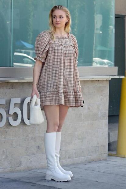 Sophie Turner reaparece con vestido holgado en Los Ángeles