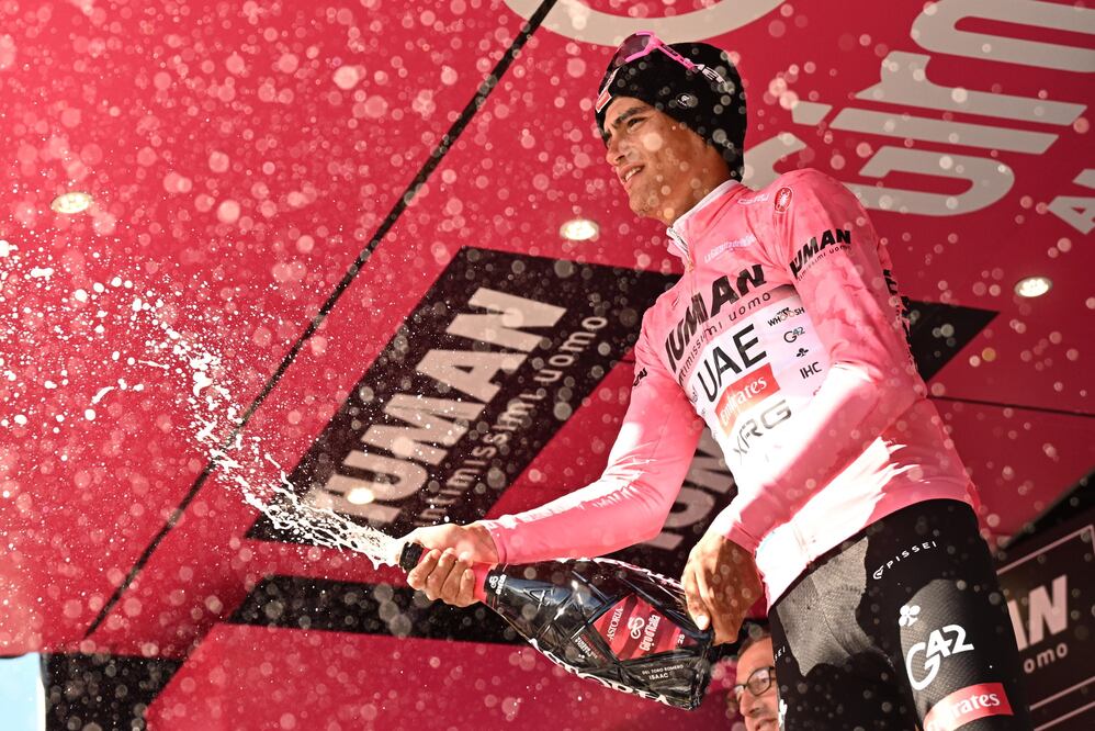 Isaac Del Toro sufre pero mantiene liderato en carrera dramática del Giro de Italia EFE/EPA/LUCA ZENNARO
