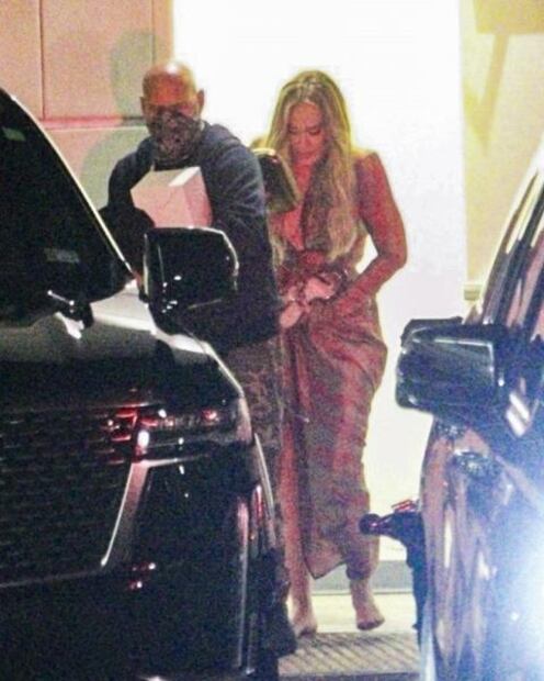 Captan a Adele presumiendo su figura de impacto en West Hollywood