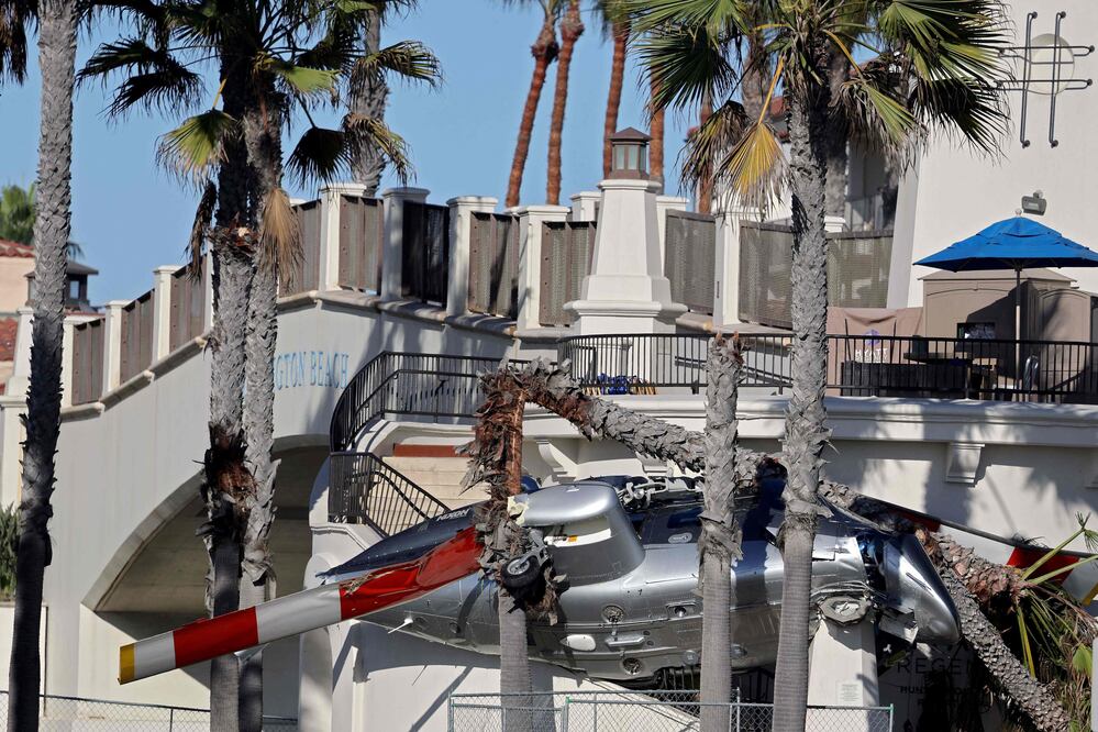¡Impactante! El momento exacto en que un helicóptero se estrella en la concurrida playa de California Foto: Michael HEIMAN / GETTY IMAGES NORTH AMERICA / AFP