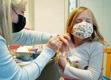 Aplican dosis equivocadas de vacuna contra Covid a más de 100 niños en EU