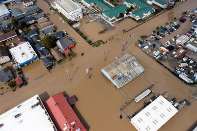 California bajo "río atmosférico"; reportan 350 mil hogares sin electricidad