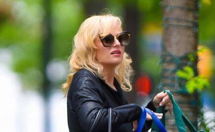 Rebel Wilson luce esbelta figura con ajustado traje de baño rojo