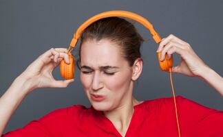 Hasta sordera: peligros de usar los audífonos por largo tiempo, según Harvard