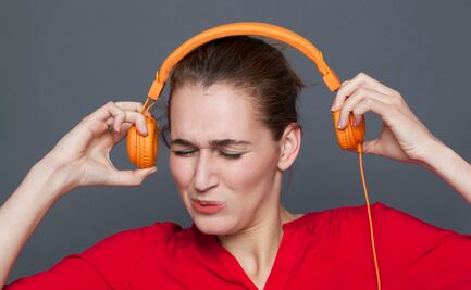 Hasta sordera: peligros de usar los audífonos por largo tiempo, según Harvard