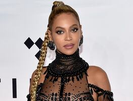 Beyoncé conquista Dubái con vestido de corsé y transparencias