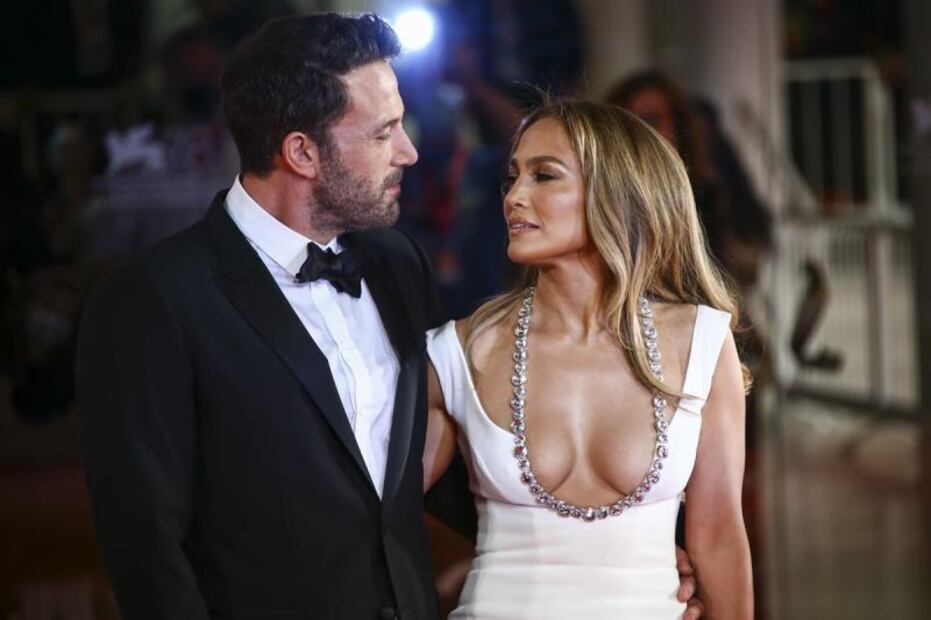 Jennifer Lopez se luce en vestido transparente en estreno de ‘Halftime’