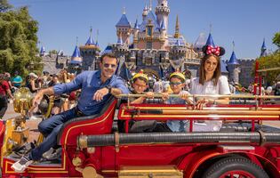 Eduardo Capetillo y Bibi Gaytán celebran sus 30 años de casados en Disneyland Resort (FOTOS)