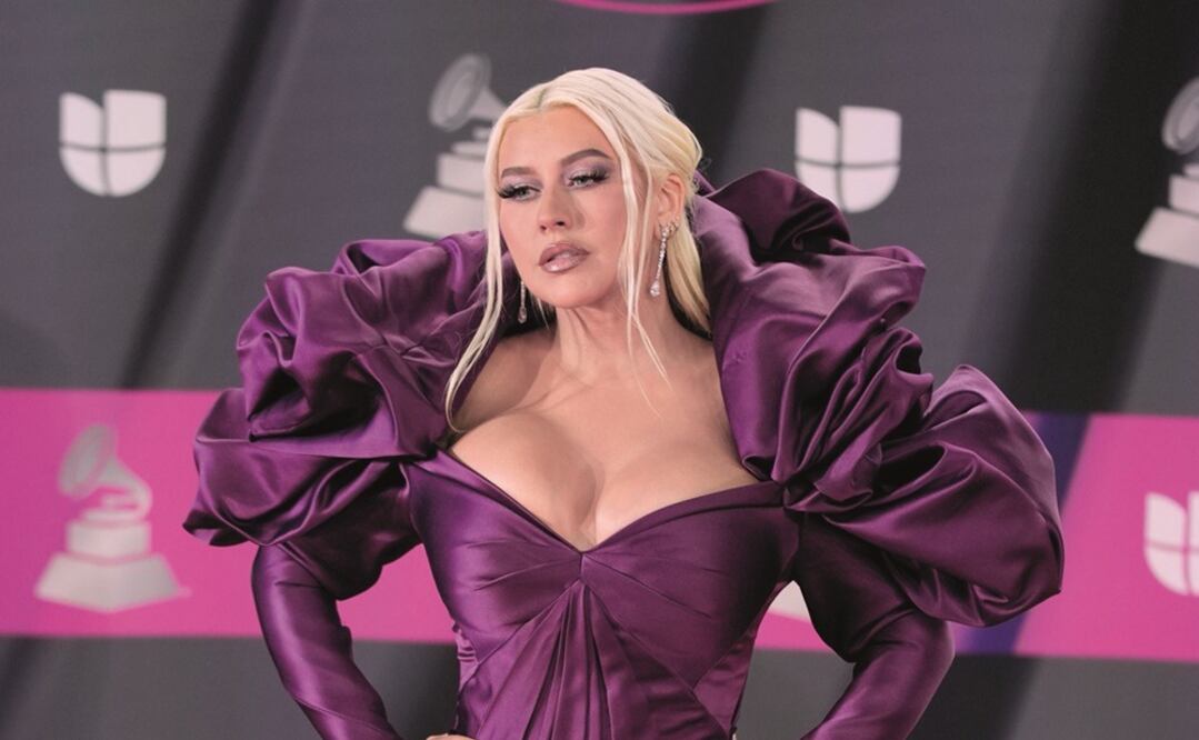 Christina Aguilera vuelve a la moda Y2K y se luce con minifalda de mezclilla y ligero. Foto: AP