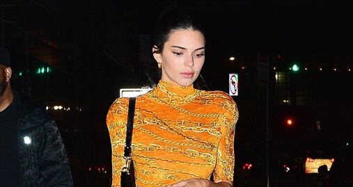 Kendall Jenner presume silueta con minivestido dorado en Nueva York